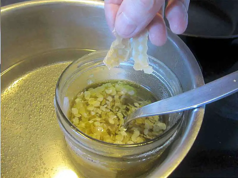 Cum prepari crema de galbenele cu ceara de albine
