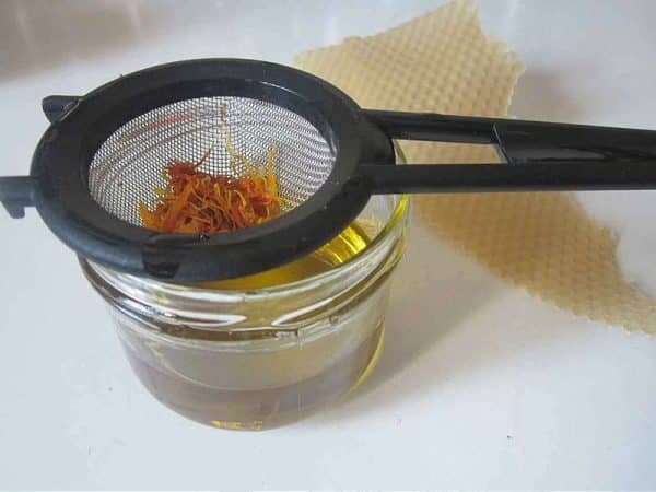 Despre crema de gâlbenele cu ceară de albine – Rețeta de preparat acasă în 10 pași