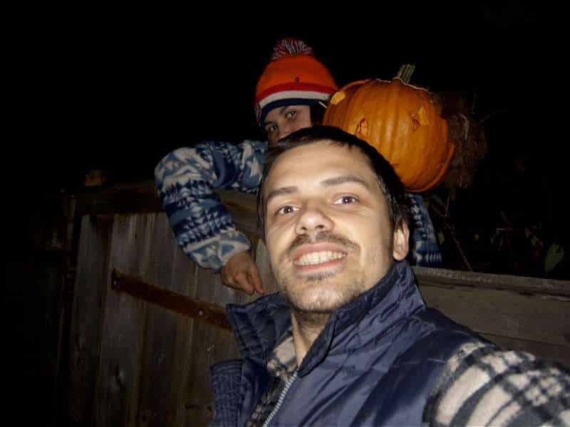 Bogdan si Jorjette cu bostan de halloween luminat