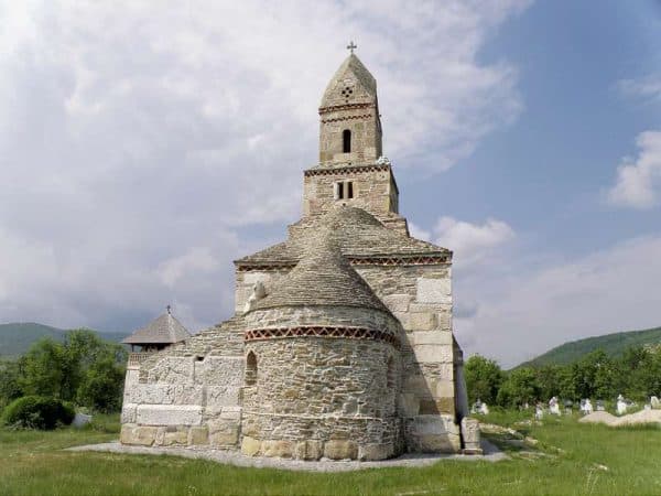 Biserica din densus vedere dinstre altar spate