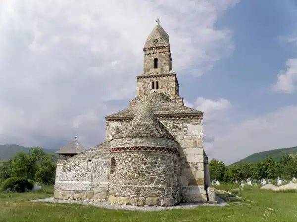 Biserica din densus vedere dinstre altar spate