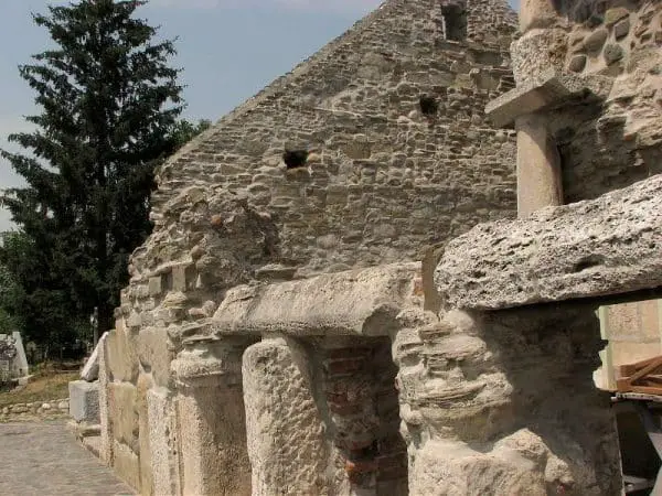 Biserica din Densus cu pereti din piatra si caramida