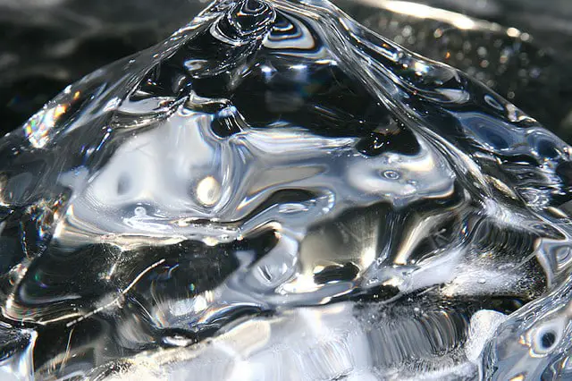 cristal de gheata din apa lacului baikal