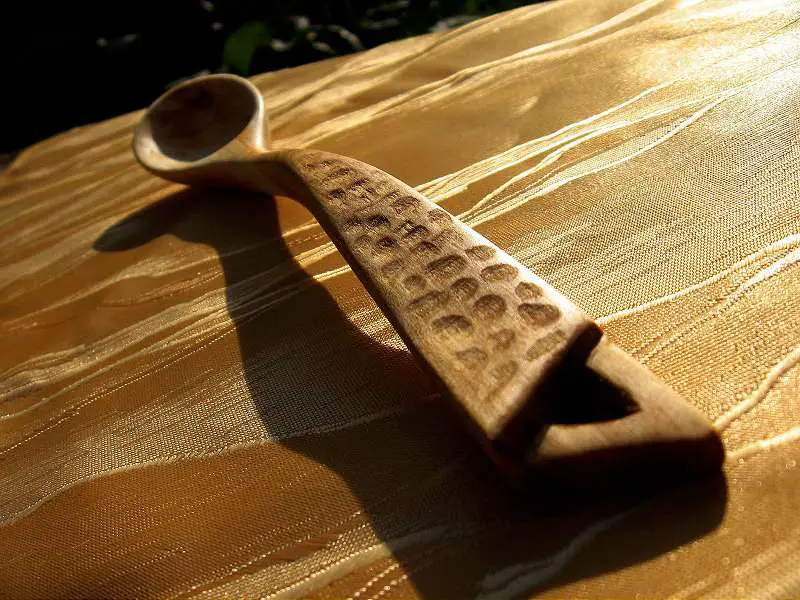 Lingura din lemn cu model inspirat din natura