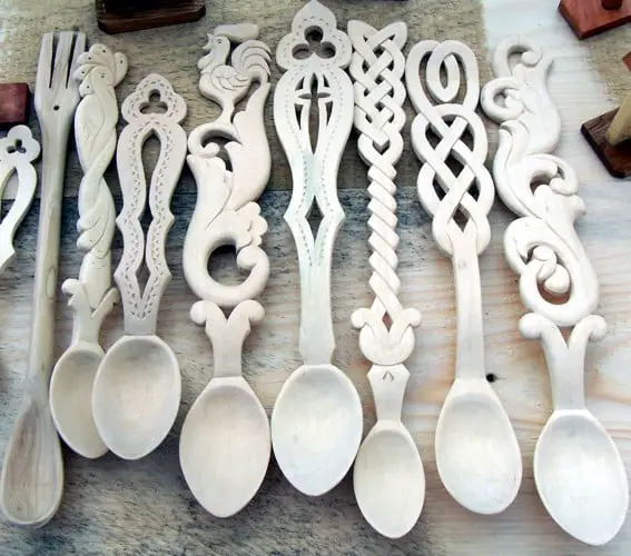 modele de linguri din lemn albicios