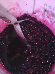 Zdrobirea fructelor pentru vin de coacaze negre.