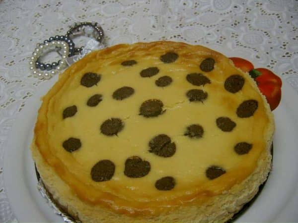 Prajitura dalmatian cu crema de branza de vaci, ciocolata, pe blat de biscuiti