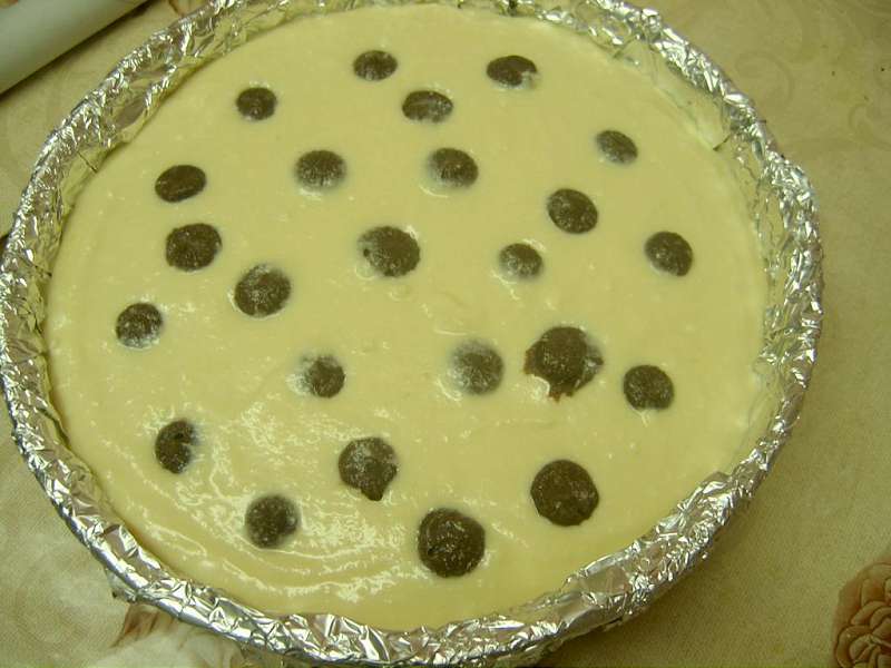 Tava pregatita pentru copt cu prajitura dalmatian cu crema de branza de vaci si buline de ciocolata