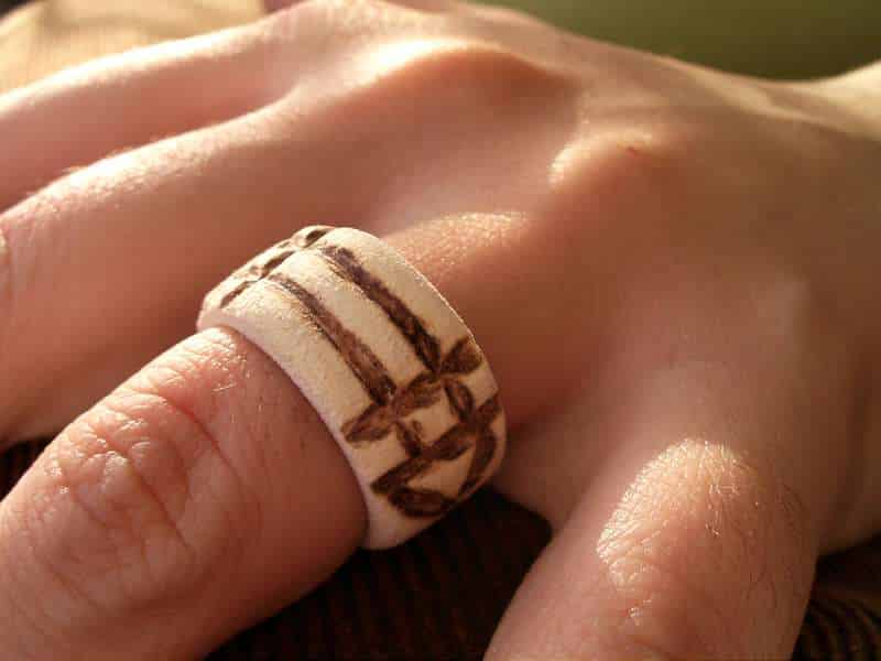 inelul magic Luxor - modelul din lemn purtat pe deget