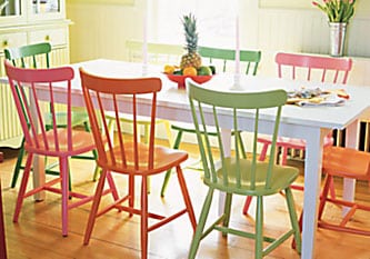 masa cu scaune vopsite cu culori vii