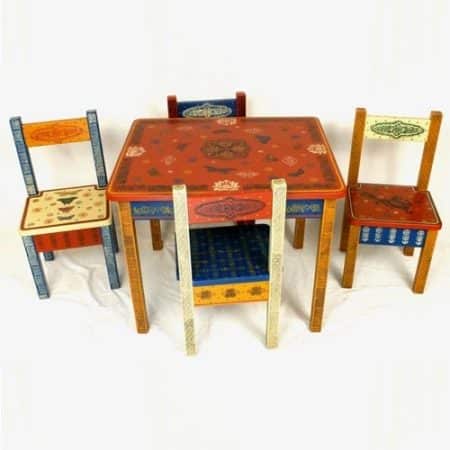 masa si scaune din lemn pictate cu modele traditionale