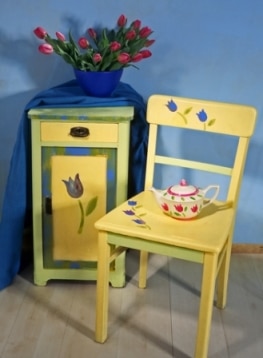 scaun si dulap pictat cu motiv floral