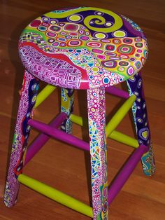 scaunel taburel pictat cu multe culori si forme
