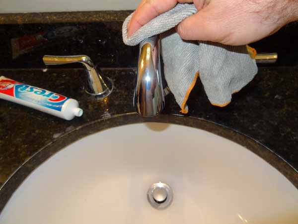 curata robinetele din crom