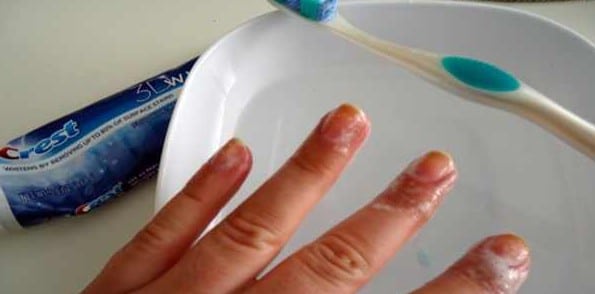 curata unghiile cu pasta de dinti