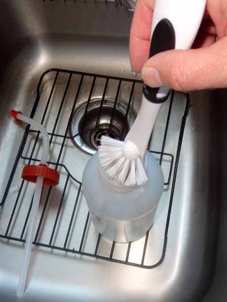 elimina mirosurile neplacute din sticlele de plastic