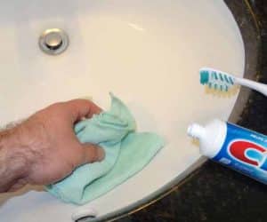 pasta de dinti curata chiuveta