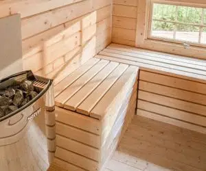 Sauna uscata placata si decorata cu lemn de brad