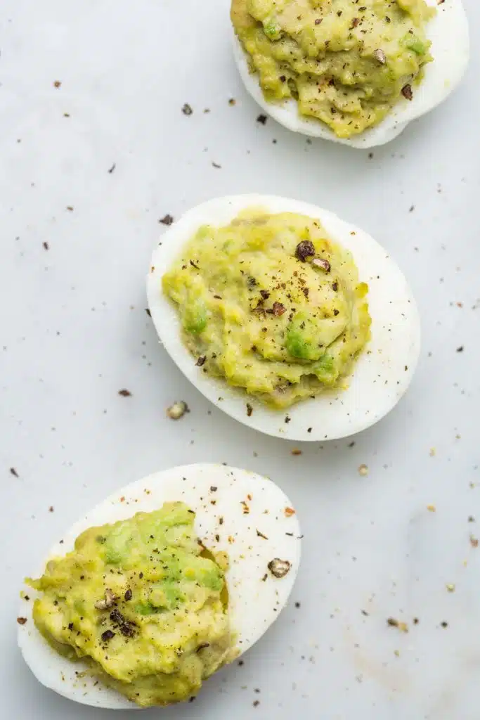 Oua umplute cu guacamole oua cu pasta de avocado