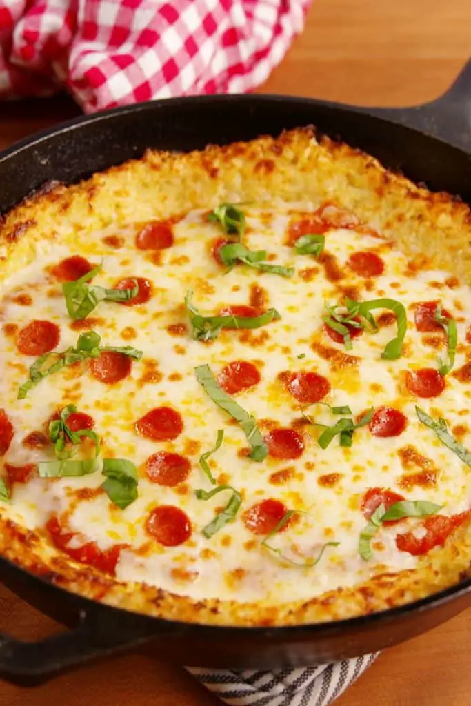 Pizza din conopida cu mozzarella si sos