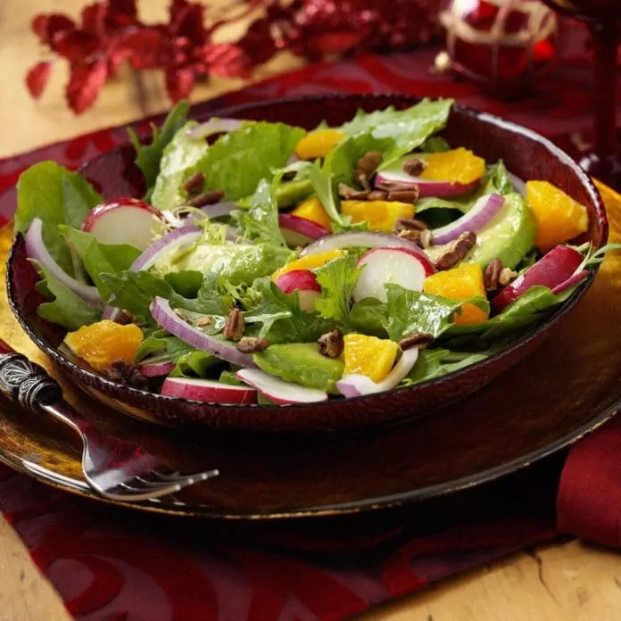 Salata verde cu ridichi avocado portocale si nuci pecan