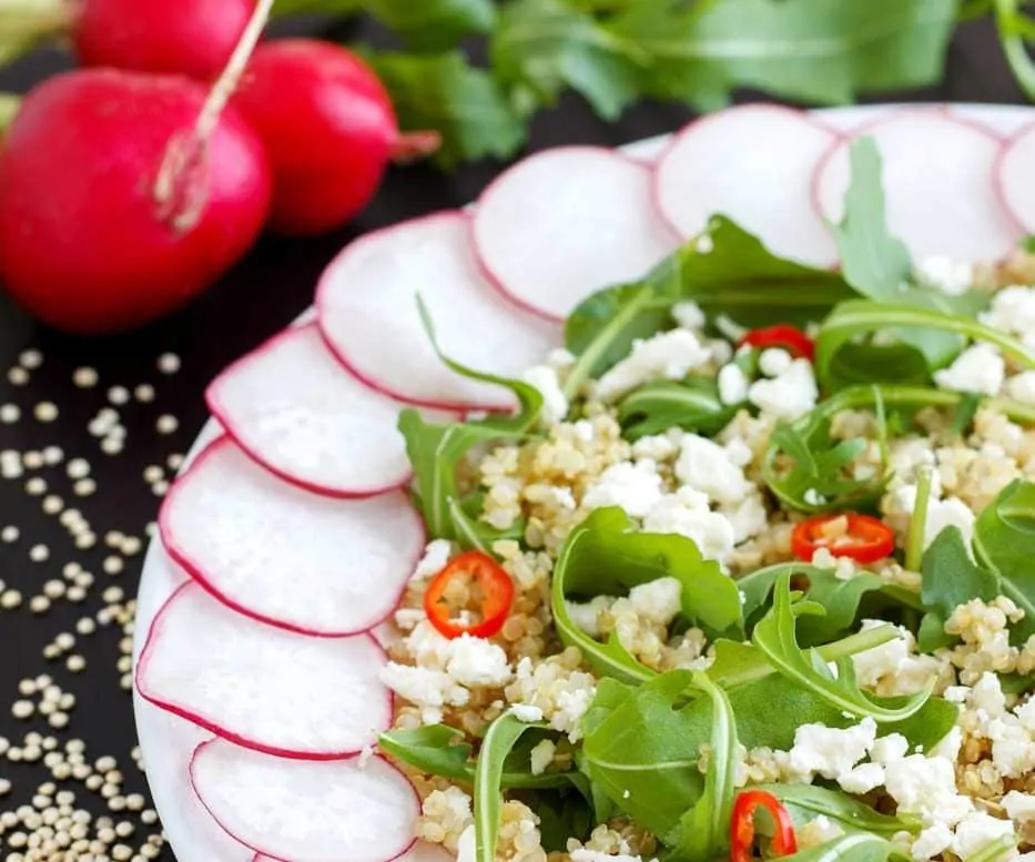 Salata de quinoa cu rucola feta ardei si ridichi