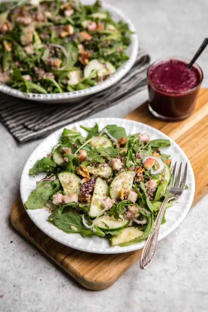 Salata de quinoa cu rucola mar castravete si sos de afine