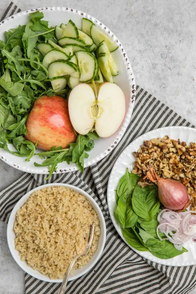 Salata de quinoa cu rucola nuci ceapa si mere