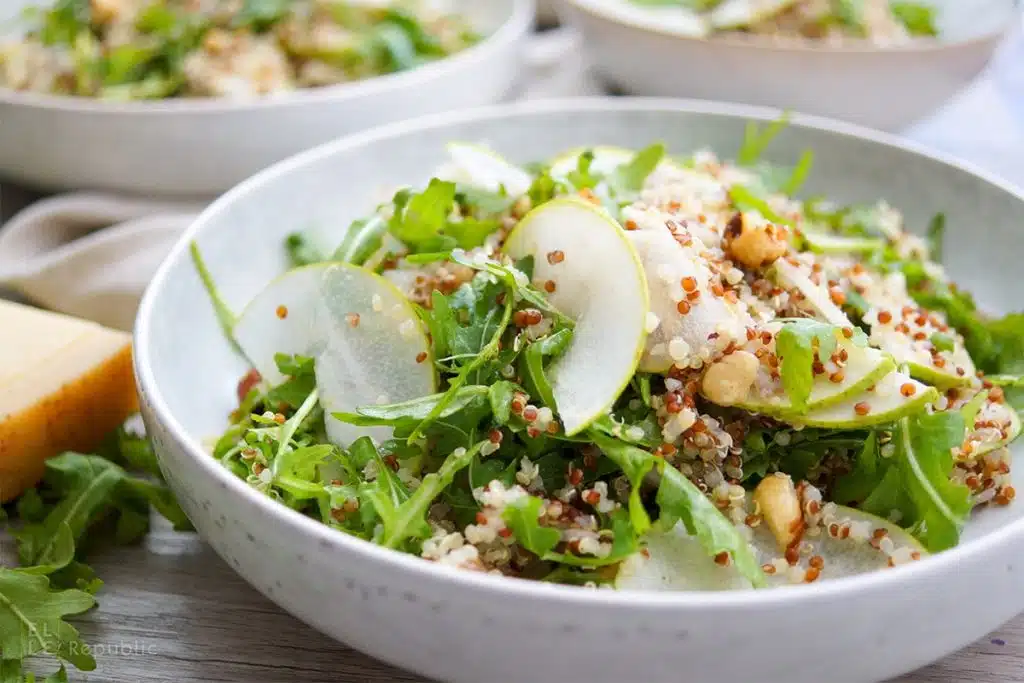 Salata de rucola cu quinoa si felii de pere