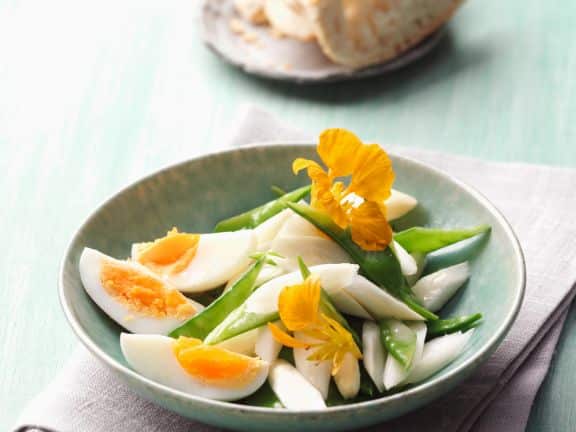 Salata de sparanghel cu pastai de mazare oua si flori de caltunasi