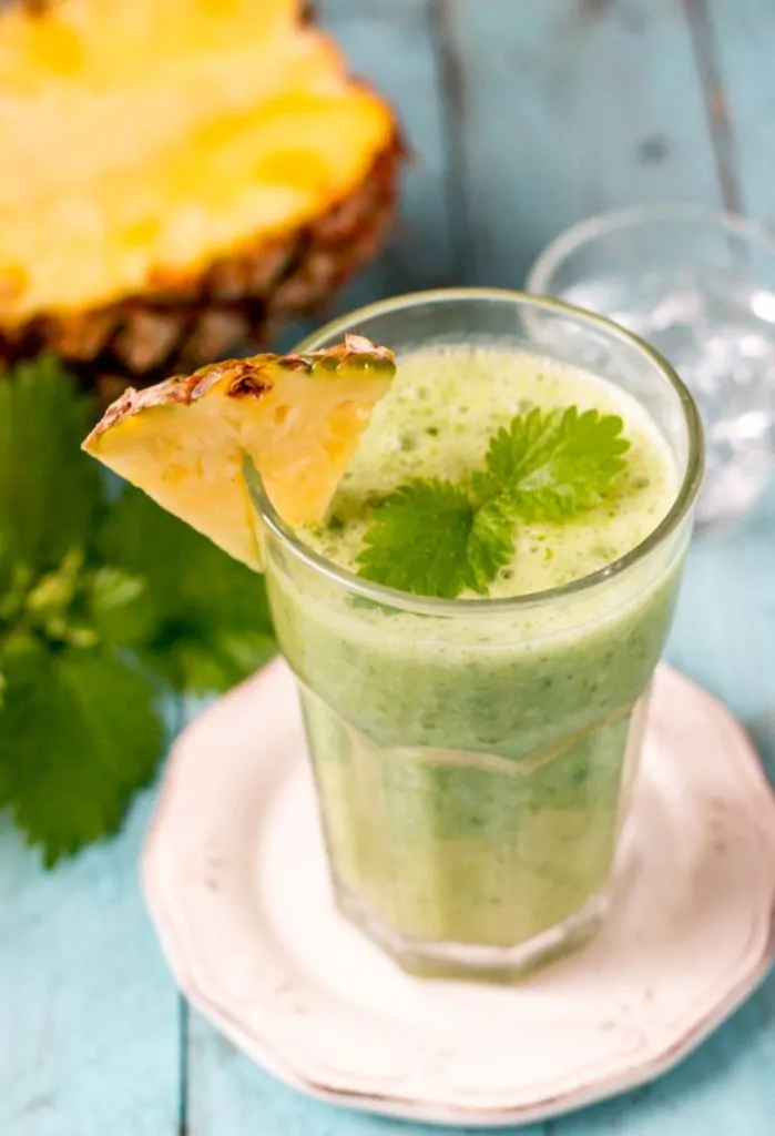 Smoothie cu urzici banana ananas si castravete