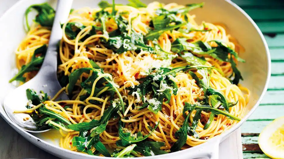 Spaghetti cu rucola si sos de lamaie