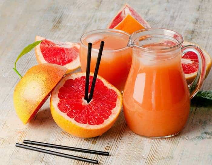 Consuma suc de grefe sucul de grapefruit la pahar