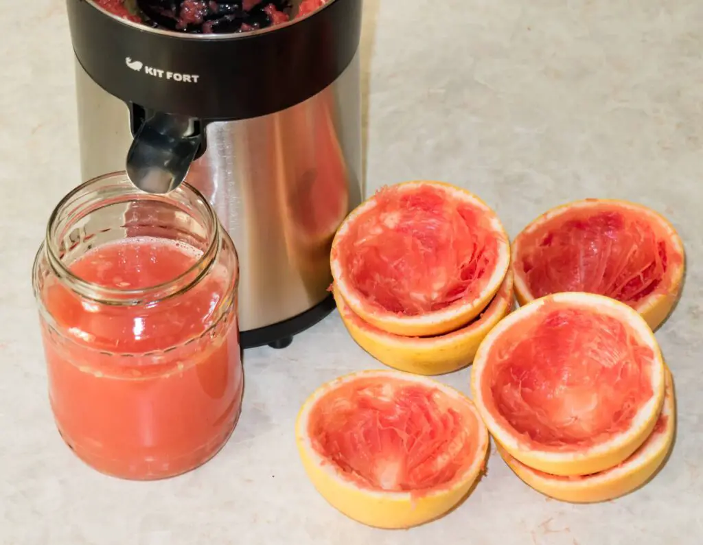 Prepara sucul de grapefruit cu ajutorul unui storcator de citrice