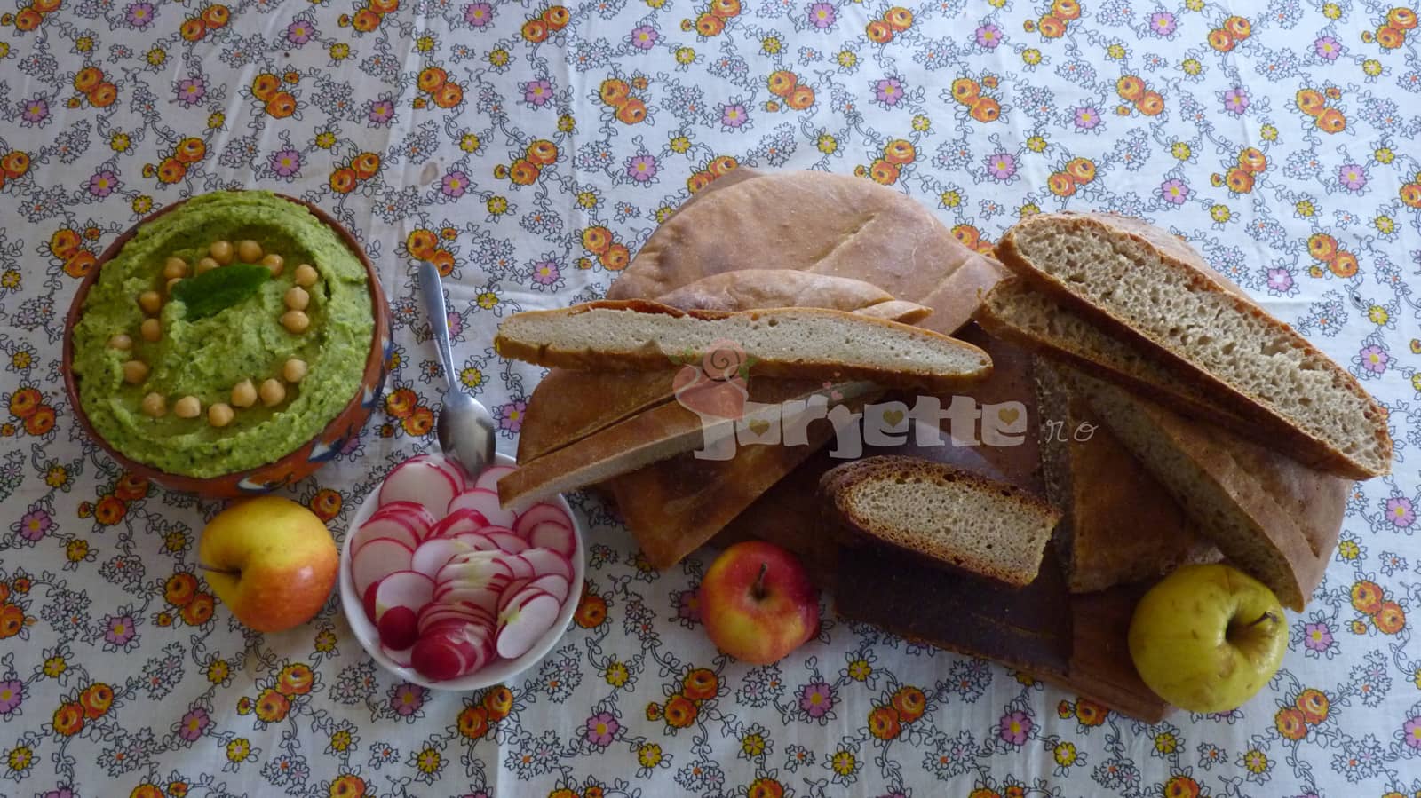Pasta de naut ridichi si trei tipuri de paine fara drojdie