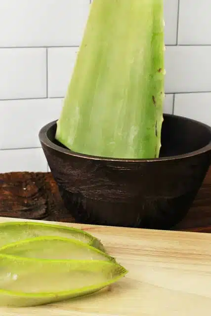 Se pune in apa frunza de aloe vera pentru a scapa de toxine