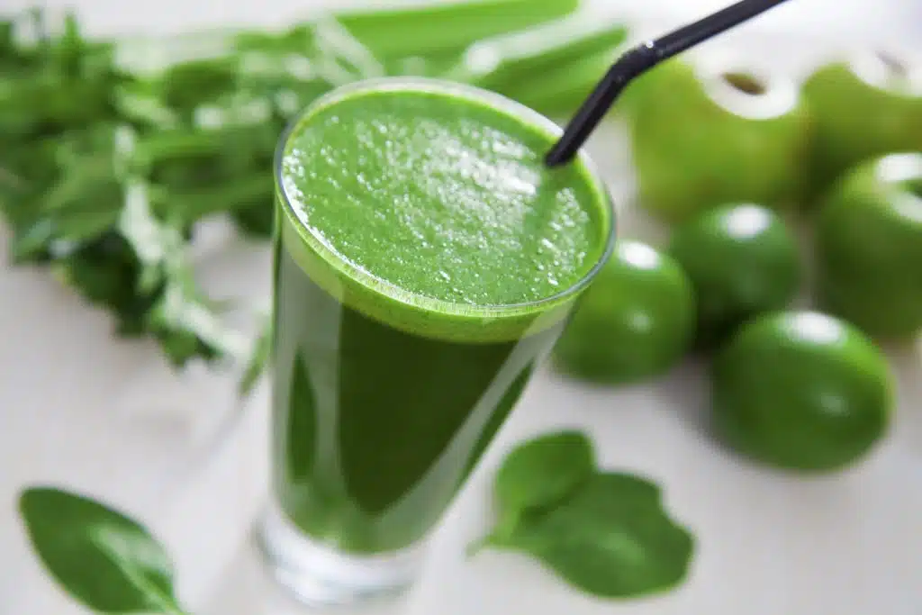 smoothie detox cu lucerna si lime